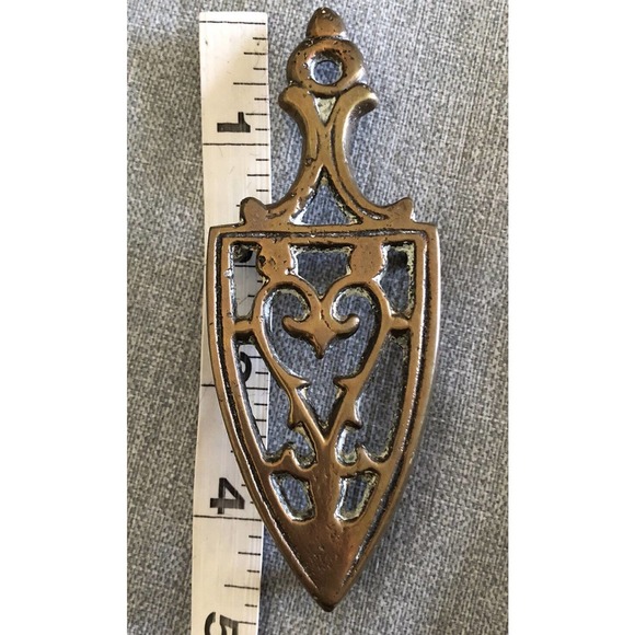 2 Antique footed Brass Trivet Old World Style Solid Swirl Scroll Set Pair 4.5” - Picture 5 of 6